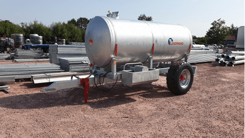 Matériel d'élevage - Abreuvoirs/bacs/tonne à eau - Tonne à eau galva sur berceau et sur pieds.