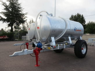 Matériel d'élevage - Abreuvoirs/bacs/tonne à eau - Tonne à eau galva sur berceau et sur pieds.