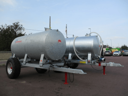Matériel d'élevage - Abreuvoirs/bacs/tonne à eau - Tonne à eau galva sur berceau et sur pieds.