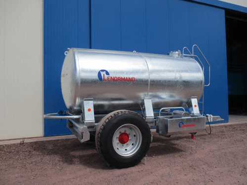 Matériel d'élevage - Abreuvoirs/bacs/tonne à eau - Tonne à eau galva sur berceau et sur pieds.