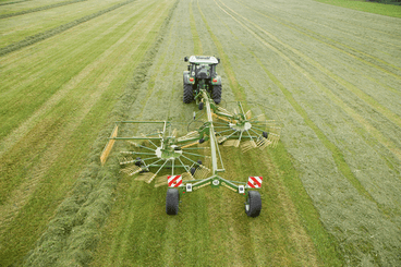 Fenaison - Andaineurs - Andaineur double rotor SWADRO centraux et latéraux